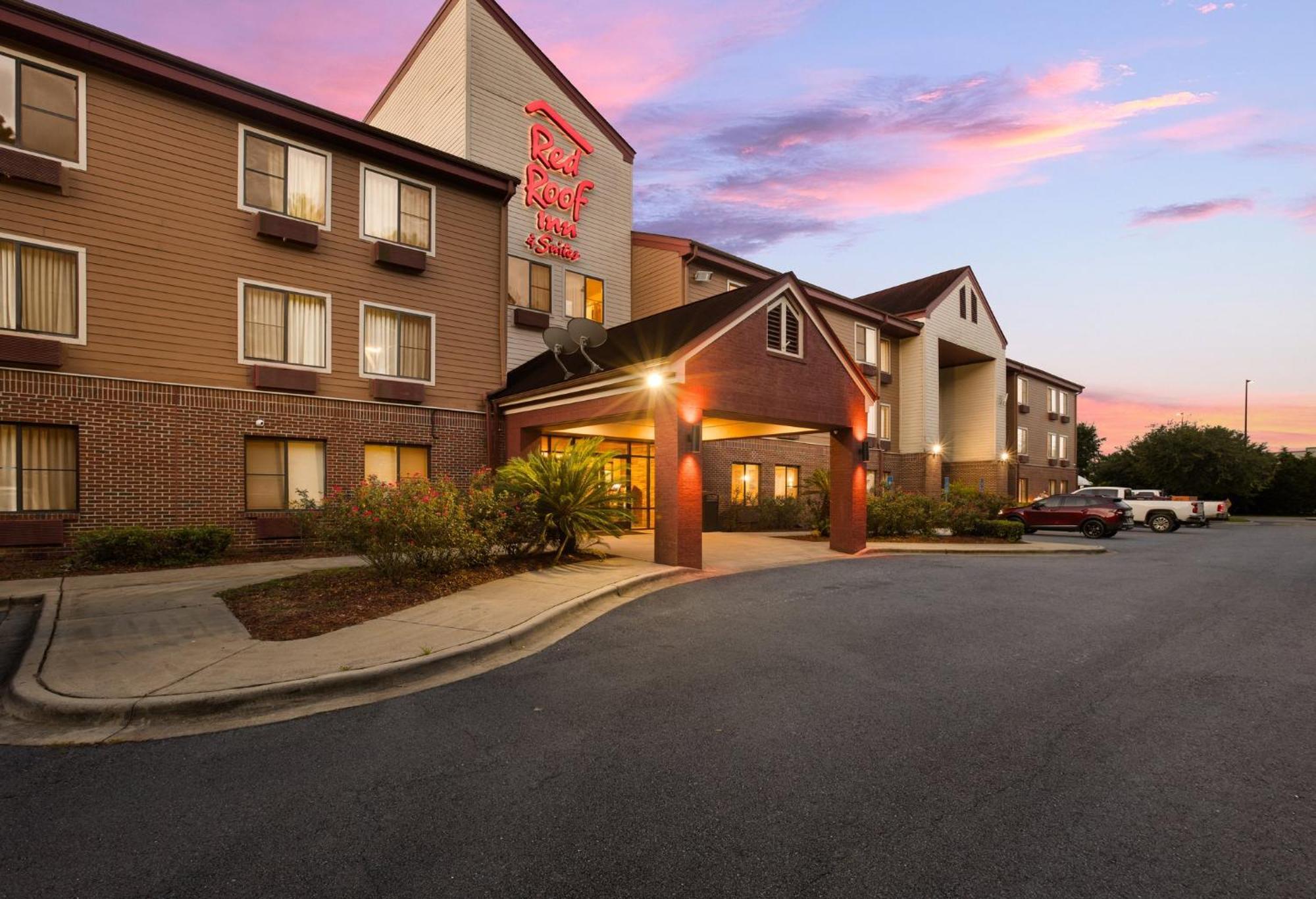 Red Roof Inn & Suites Savannah Airport Pooler Exterior photo