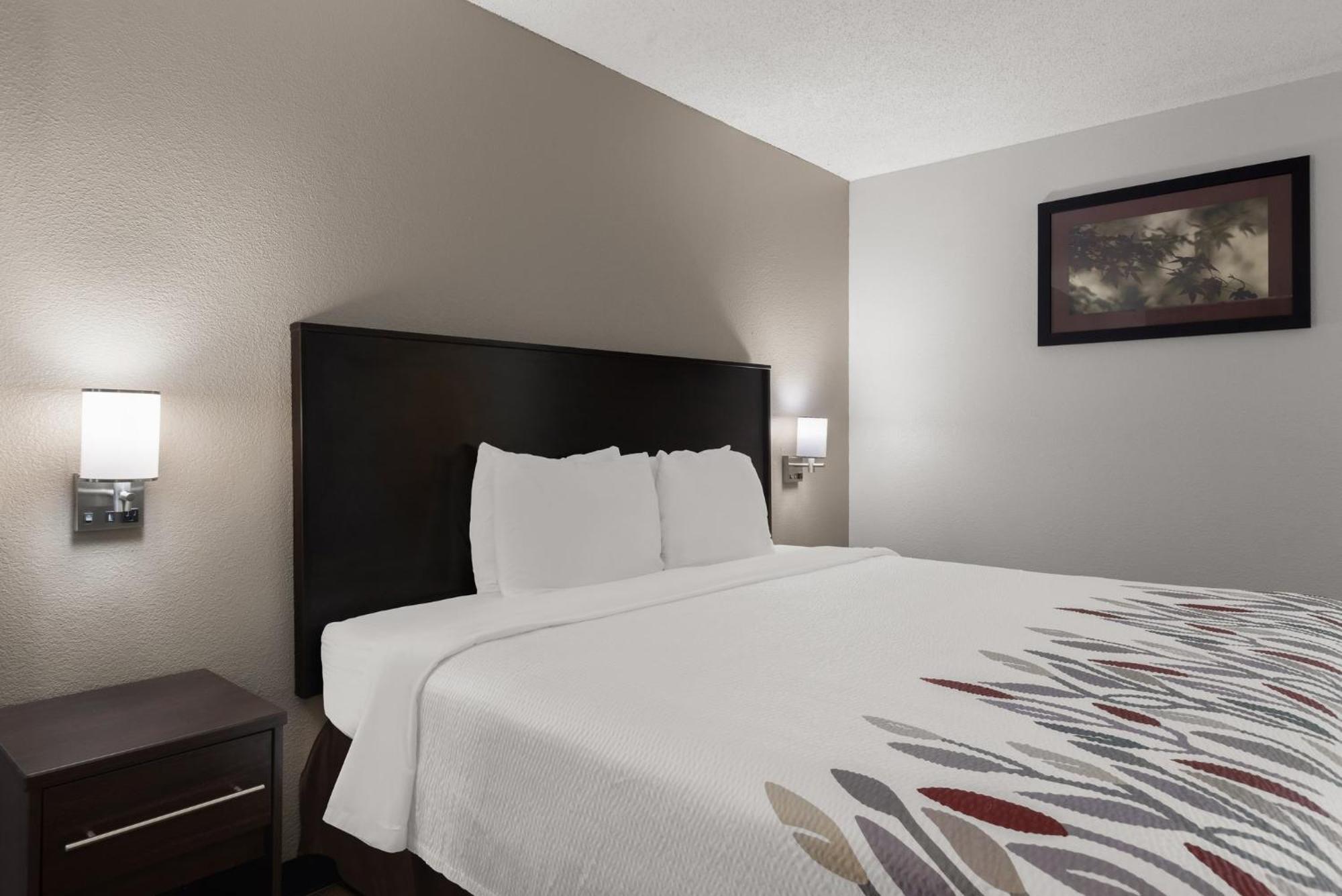 Red Roof Inn & Suites Savannah Airport Pooler Exterior photo