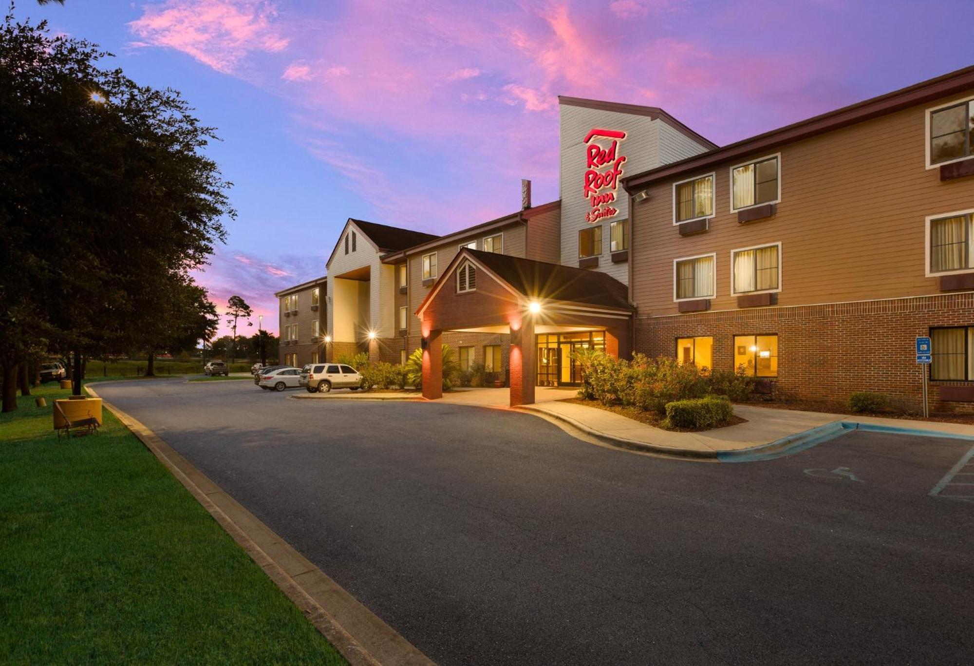 Red Roof Inn & Suites Savannah Airport Pooler Exterior photo