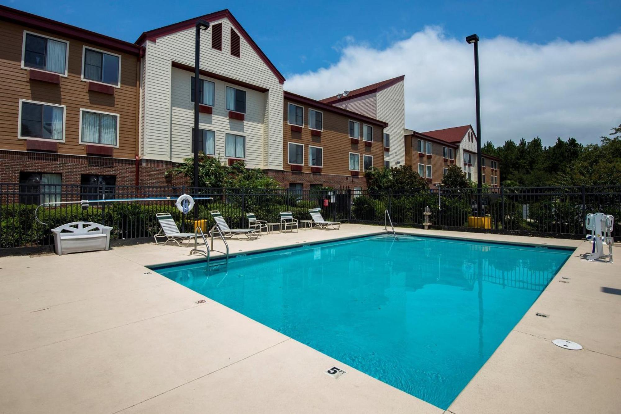 Red Roof Inn & Suites Savannah Airport Pooler Exterior photo