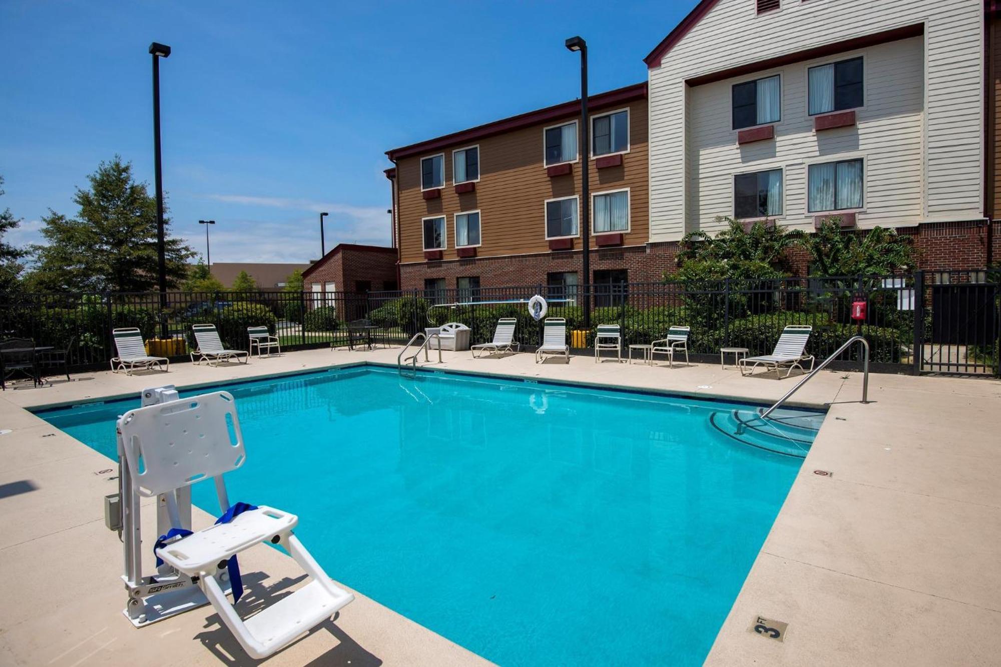 Red Roof Inn & Suites Savannah Airport Pooler Exterior photo