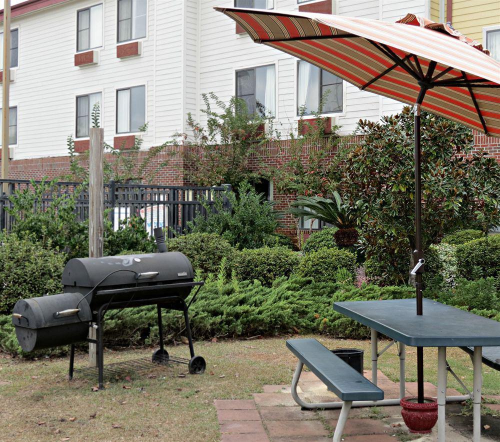 Red Roof Inn & Suites Savannah Airport Pooler Exterior photo