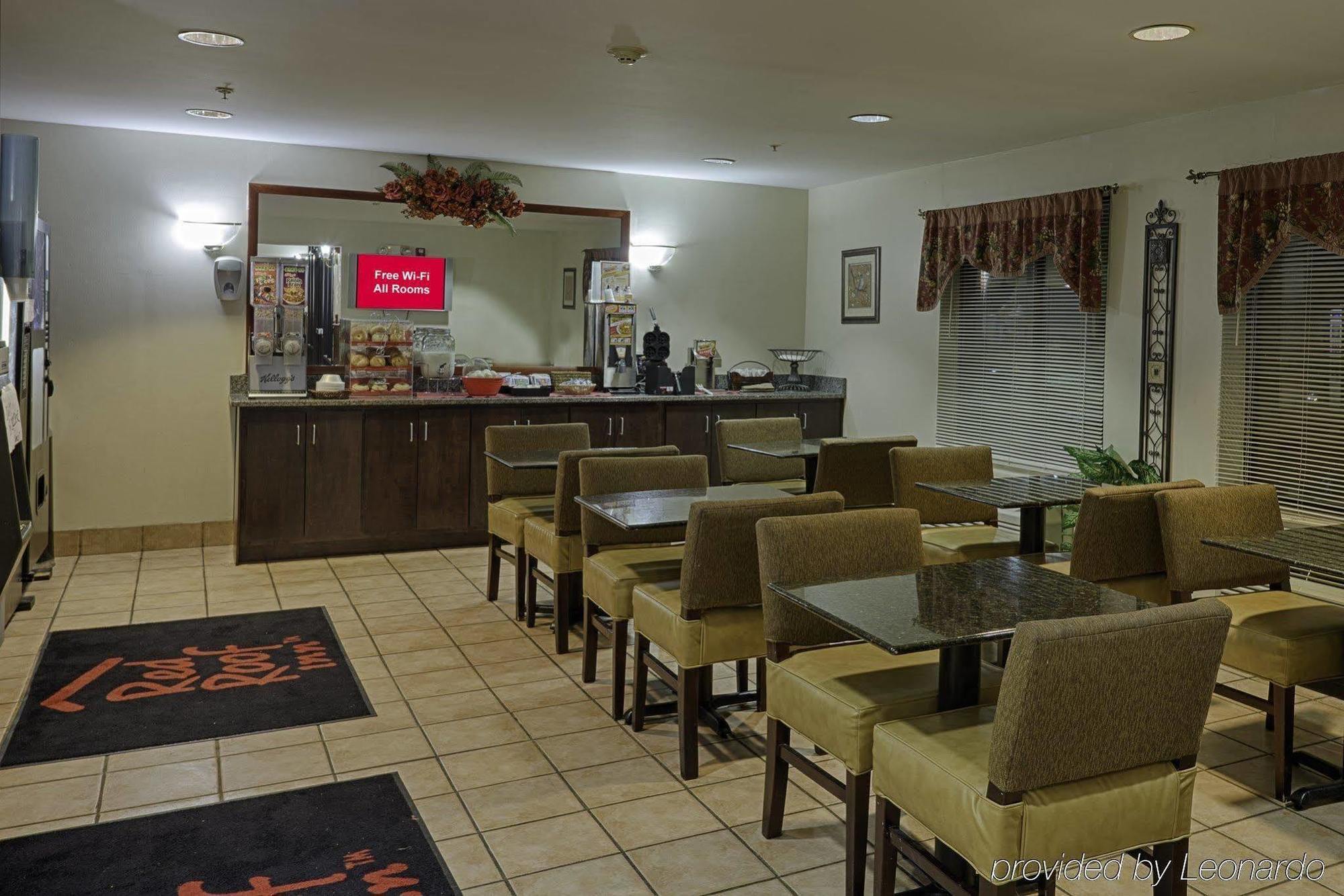 Red Roof Inn & Suites Savannah Airport Pooler Exterior photo