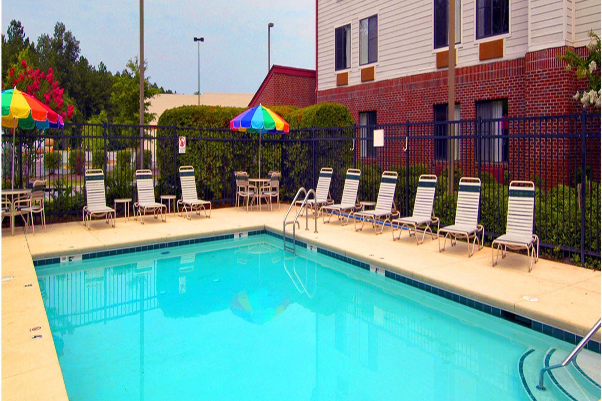 Red Roof Inn & Suites Savannah Airport Pooler Exterior photo